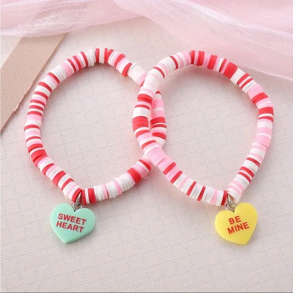 Valentine'S Day Heart-Shaped Charms That Say 'Hug Me' And 'Be Mine'. - Picture 7 of 12